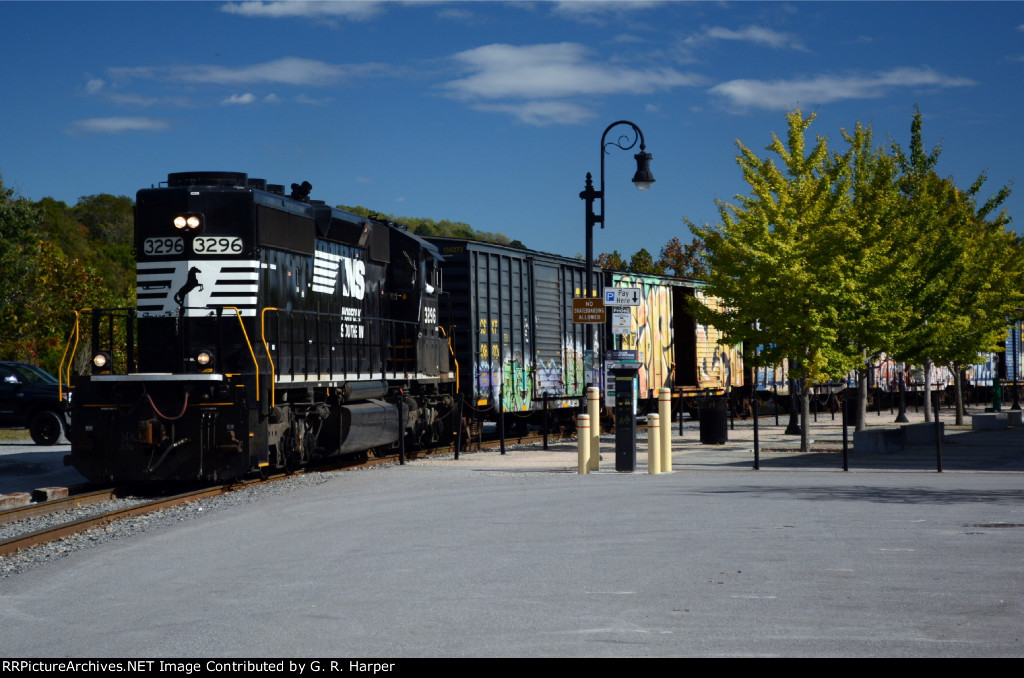 NS yard job E19 on the Southern's Old Main Line circles the Depot Grille's patio.